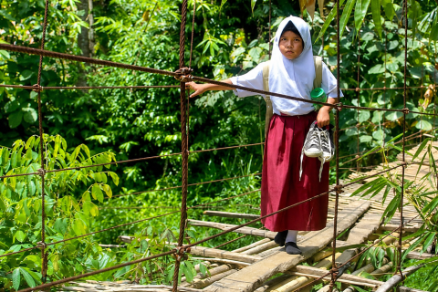 Sekolah yang Jauh, Guru yang Bertahan